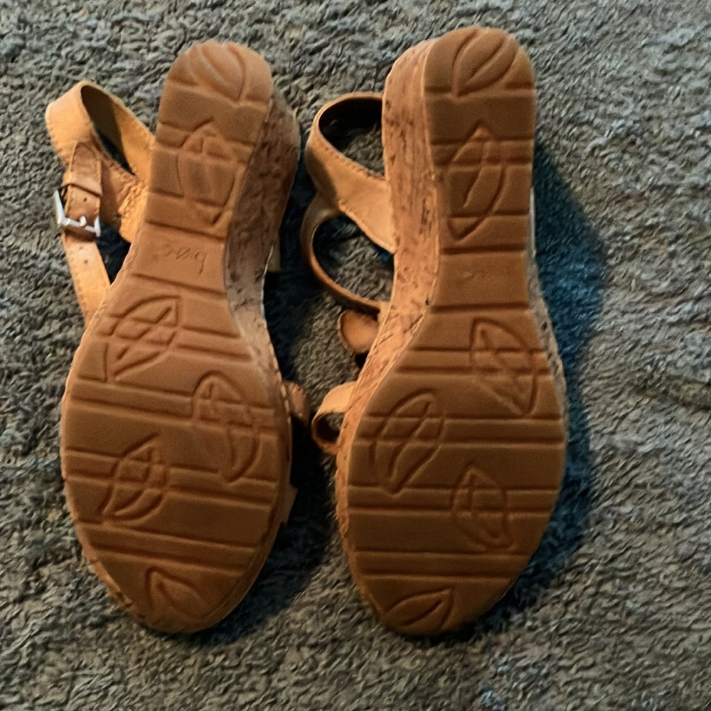b.o.c Sandals w/cork wedge - Picture 4 of 5